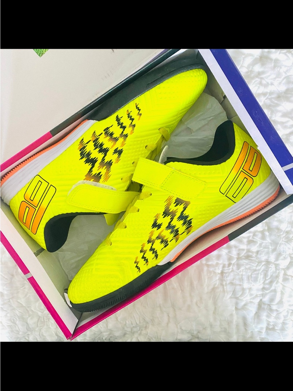 ⚽️BOYS Yellow Velcro (indoor) Soccer Cleats SZ 5(Y)